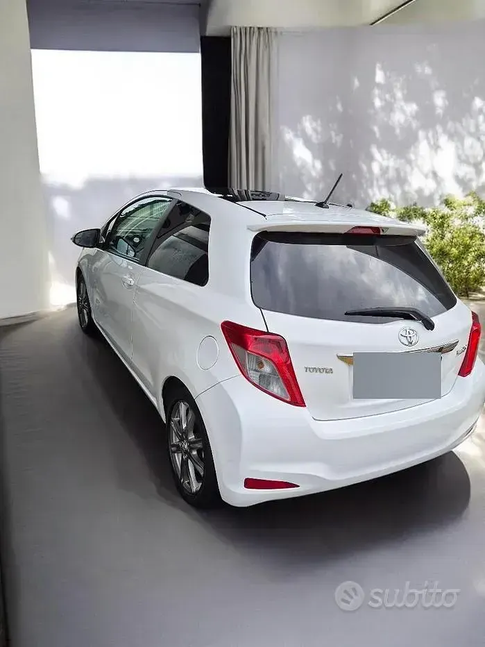 Usata Toyota Yaris Sport 99 CV (72 kW) 2012 Bianco Utilitaria