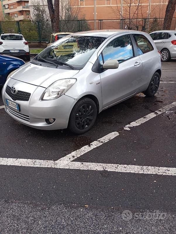 Begagnad Toyota Yaris 90 HK (66 kW) 2007 Grå Sedan