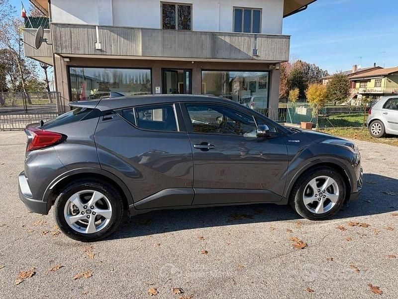 Usata Toyota C-HR 98 CV (72 kW) 2019 Gray SUV