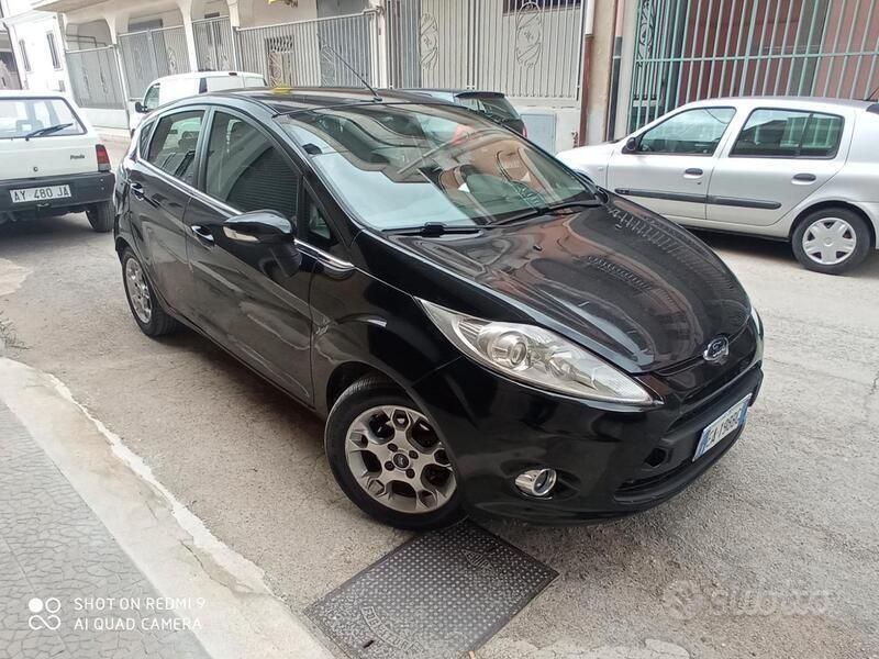 Nero Usata 2010 Ford Fiesta Due volumi | 3850 € (Ottimo prezzo) - Immagine 1/4