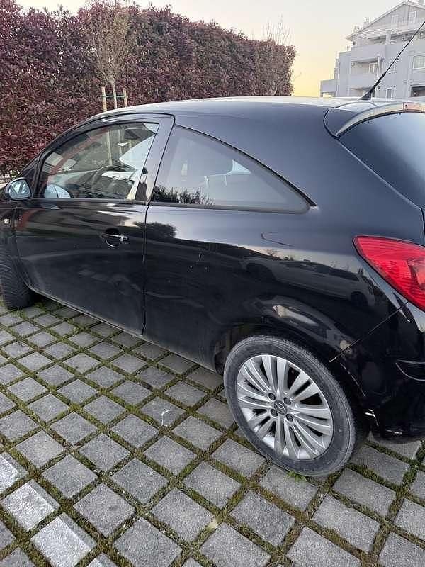 Usata Opel Corsa Edition 75 CV (55 kW) 2011 Utilitaria