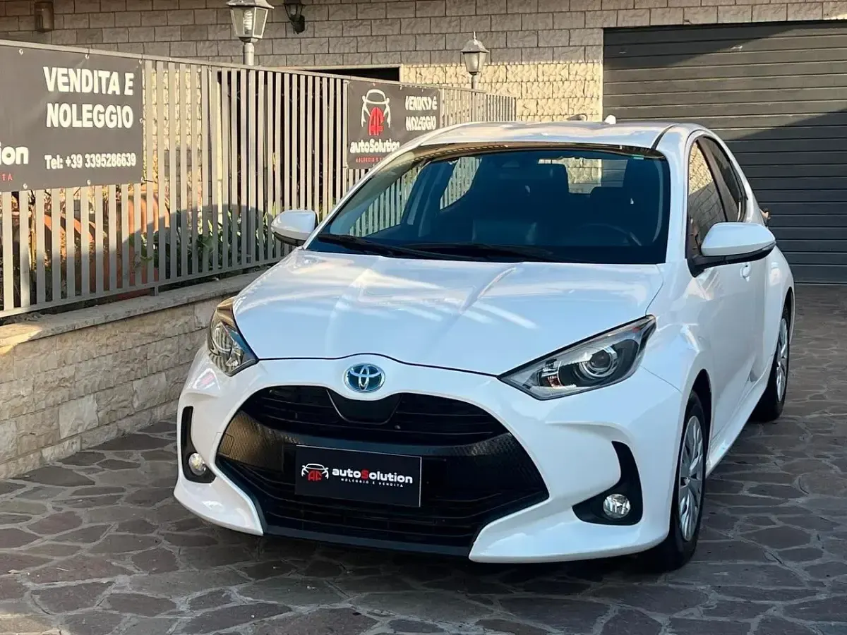 Usata Toyota Yaris Hybrid 92 CV (67 kW) 2023 Bianco Berlina
