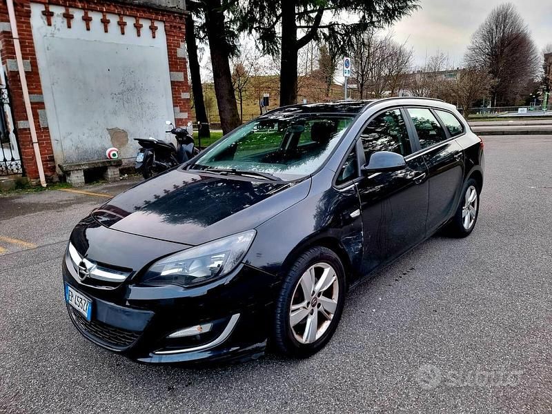 Usata Opel Astra S 131 CV (96 kW) 2013 Nero Berlina