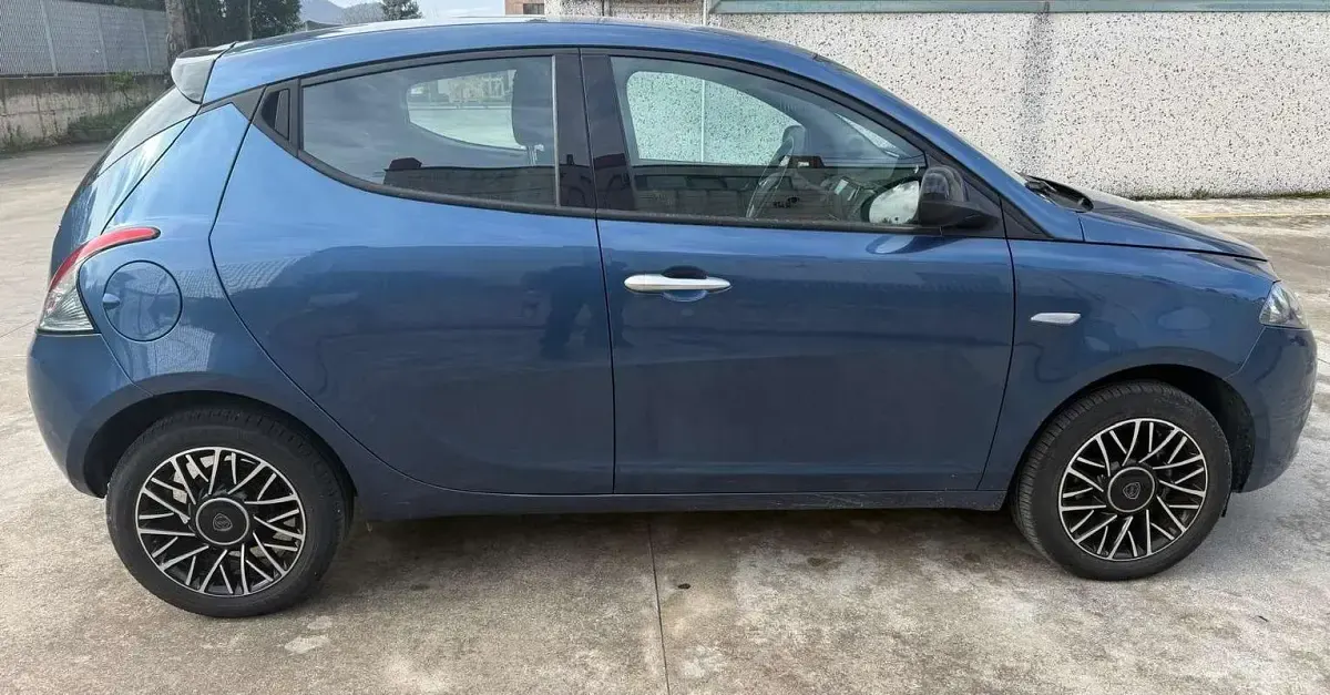 Usata Lancia Ypsilon Silver 69 CV (50 kW) 2024 Blu/azzurro Utilitaria