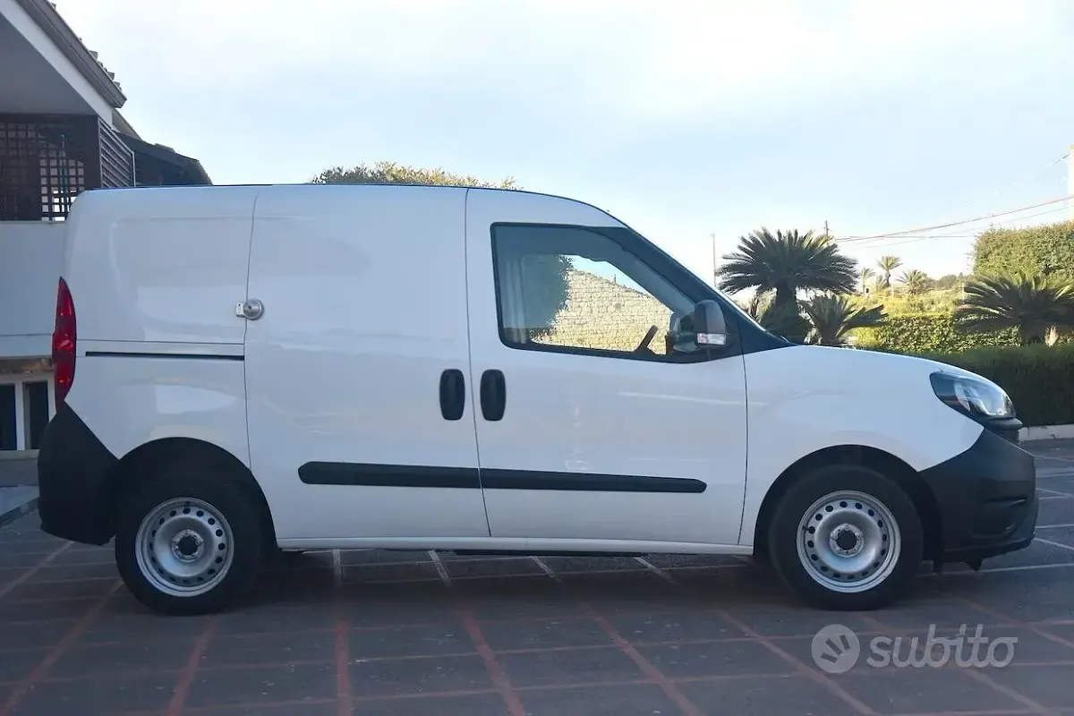Usata Fiat Doblò Easy 90 CV (66 kW) 2021 Bianco Monovolume