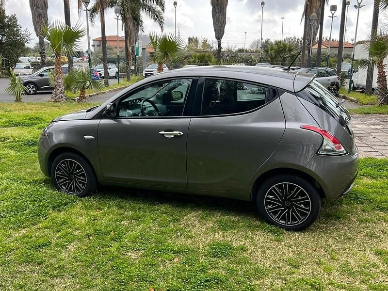 Usata Lancia Ypsilon Gold 69 CV (50 kW) 2023 Grigio Utilitaria