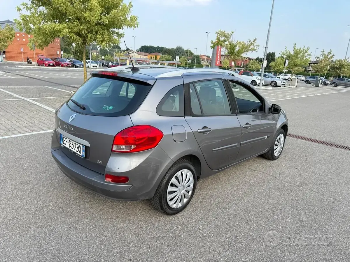 Usata Renault Clio 75 CV (55 kW) 2011 Grigio Station wagon