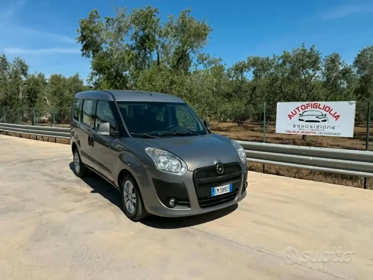 Usata Opel Combo 105 CV (77 kW) 2012 Marrone Monovolume