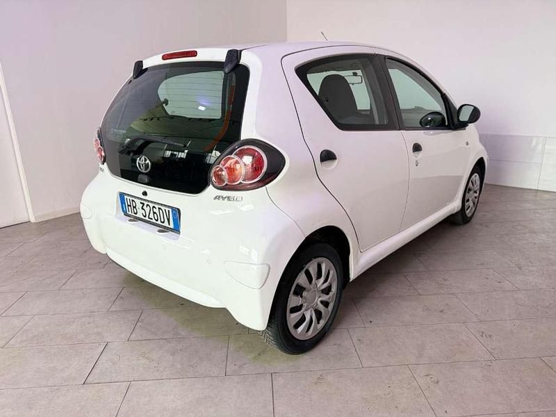 Usata Toyota Aygo 68 CV (50 kW) 2012 Bianco Utilitaria