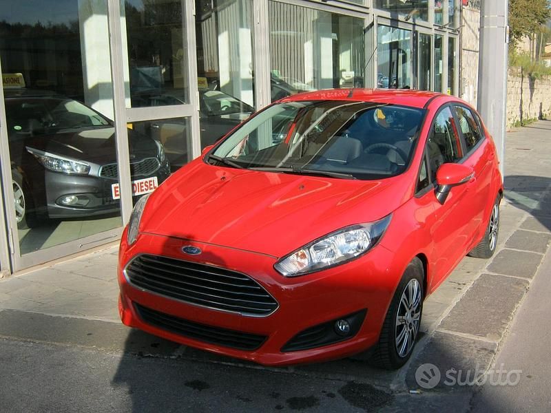 Rosso Usata 2013 Ford Fiesta Titanium Tre volumi | 6900 € (Buon prezzo) - Immagine 1/4