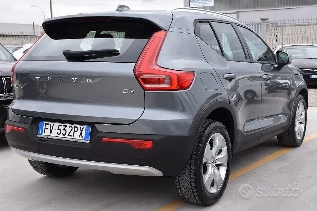 Usata Volvo XC40 Momentum 150 CV (110 kW) 2019 Grigio SUV