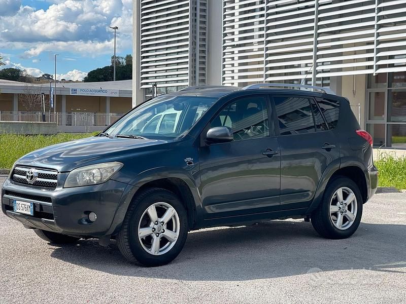 Usata Toyota RAV4 177 CV (130 kW) 2007 Grigio SUV