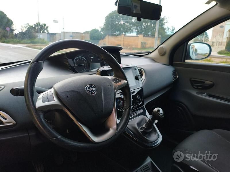 Usata Lancia Ypsilon Gold 70 CV (51 kW) 2022 Nero Utilitaria