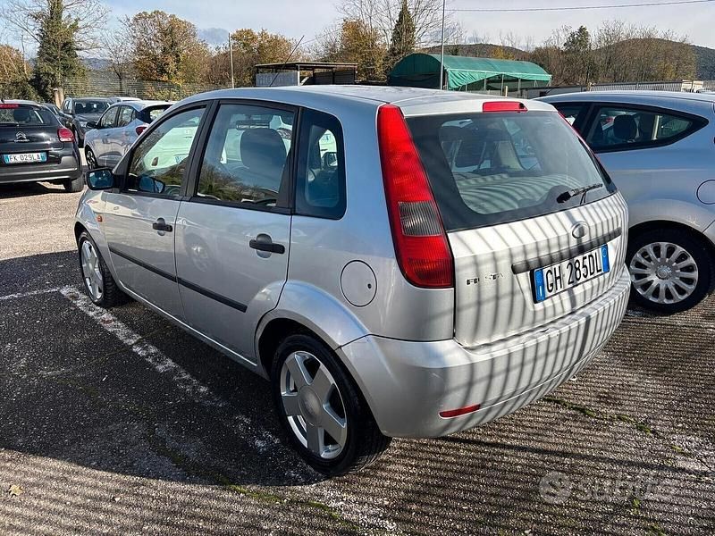 Usata Ford Fiesta 75 CV (55 kW) 2003 Grigio Berlina