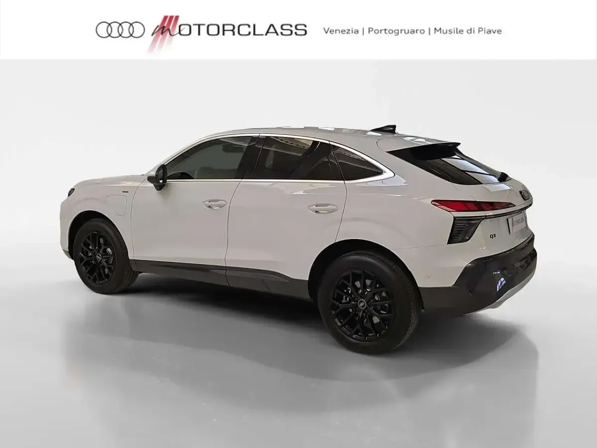 Nuova Audi Q3 Sportback Advanced 272 CV (200 kW) 2026 Bianco ghiacciaio metallizzato SUV