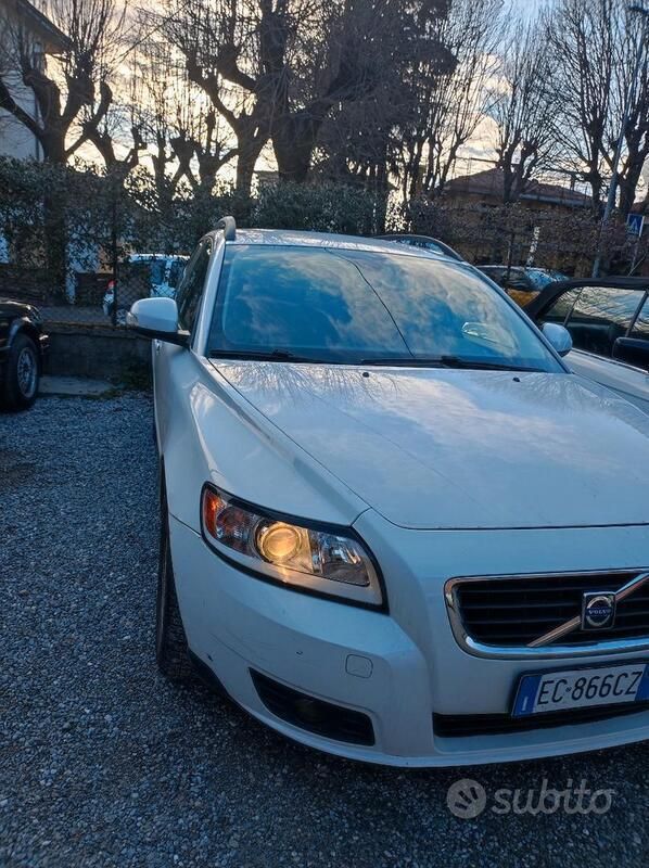 Bianco Usata 2010 Volvo V50 Station wagon | 2000 € (Ottimo prezzo) - Immagine 1/4