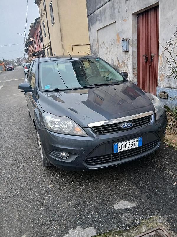 Grigio Usata 2010 Ford Focus Tre volumi | 2600 € (Buon prezzo) - Immagine 1/4