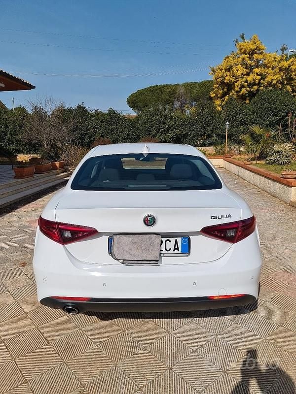 Usata Alfa Romeo Giulia 150 CV (110 kW) 2018 Bianco Berlina