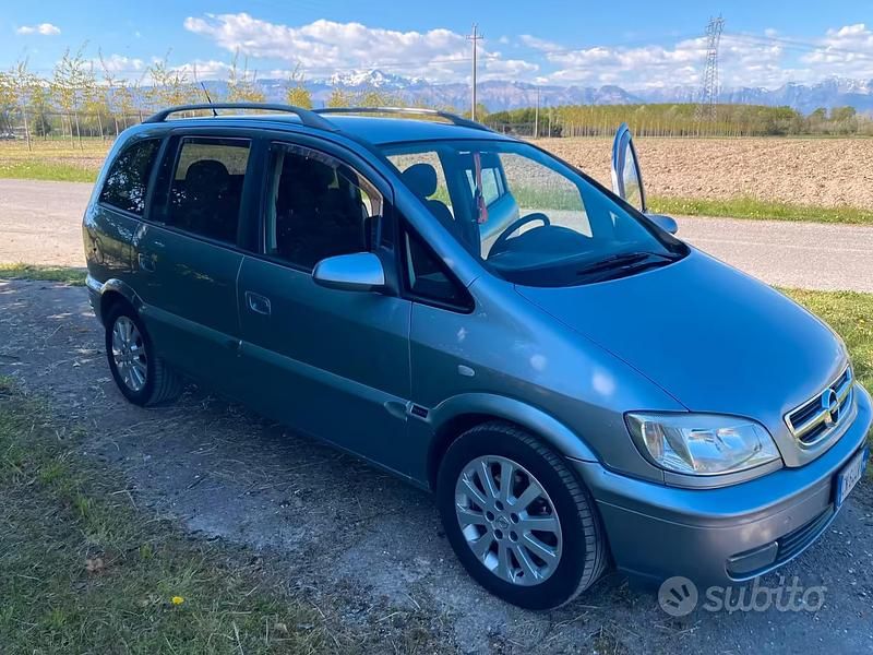 Usata Opel Zafira 2004 Grigio Monovolume