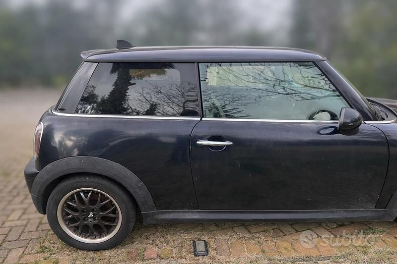 Usata Mini Cooper D Pepper 109 CV (80 kW) 2008 Nero Utilitaria