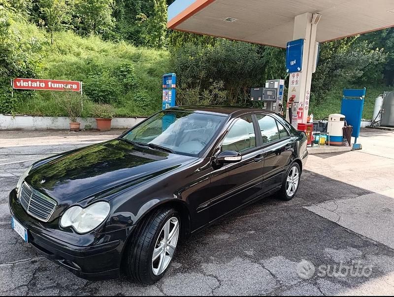 Usata Mercedes C220 150 CV (110 kW) 2004 Nero Berlina