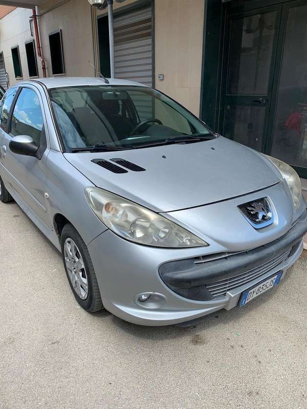 Argento Usata 2010 Peugeot 206 Due volumi | 1250 € (Ottimo prezzo) - Immagine 1/4