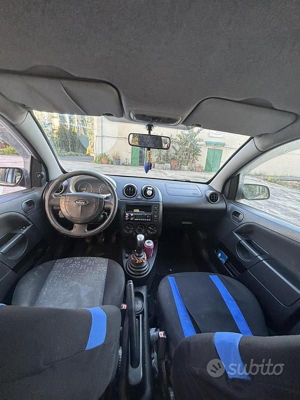 Usata Ford Fiesta 68 CV (50 kW) 2003 Grigio Utilitaria