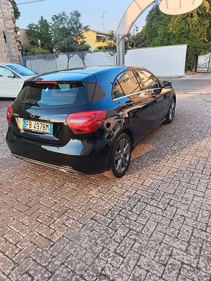 Usata Mercedes A180 Executive 90 CV (66 kW) 2015 Nero Utilitaria