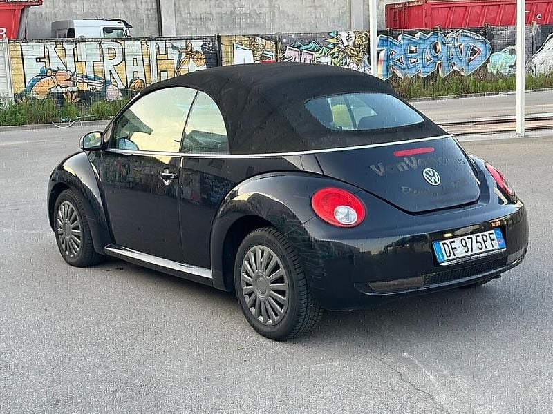 Usata VW New Beetle 104 CV (76 kW) 2007 Nero Utilitaria