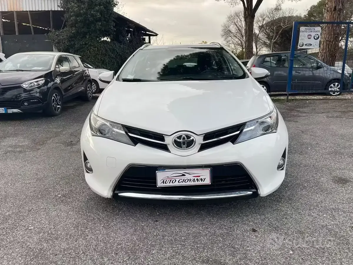 Usata Toyota Auris Touring Sports Lounge 90 CV (66 kW) 2014 Bianco Station wagon