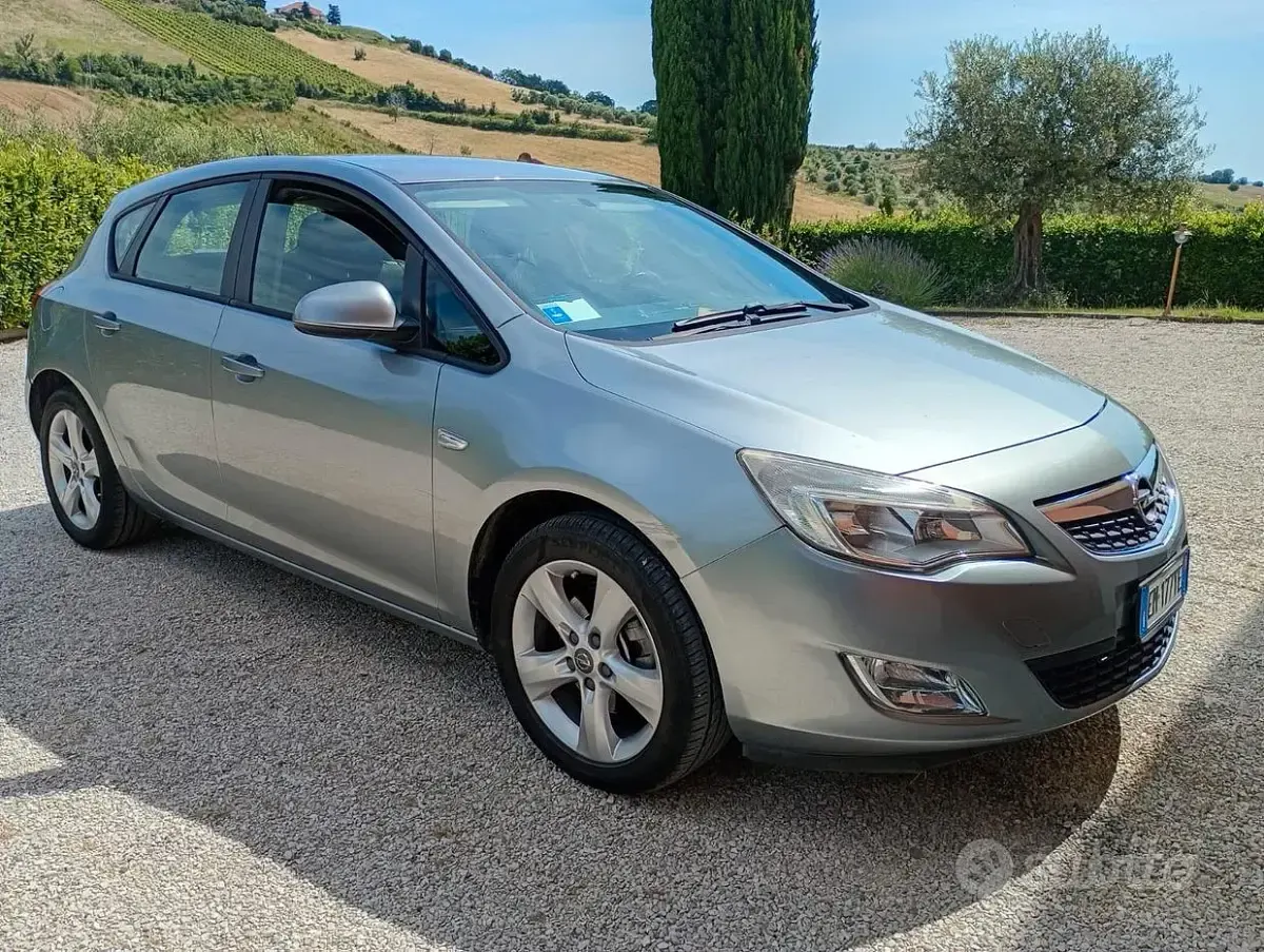 Usata Opel Astra 110 CV (80 kW) 2012 Grigio Berlina