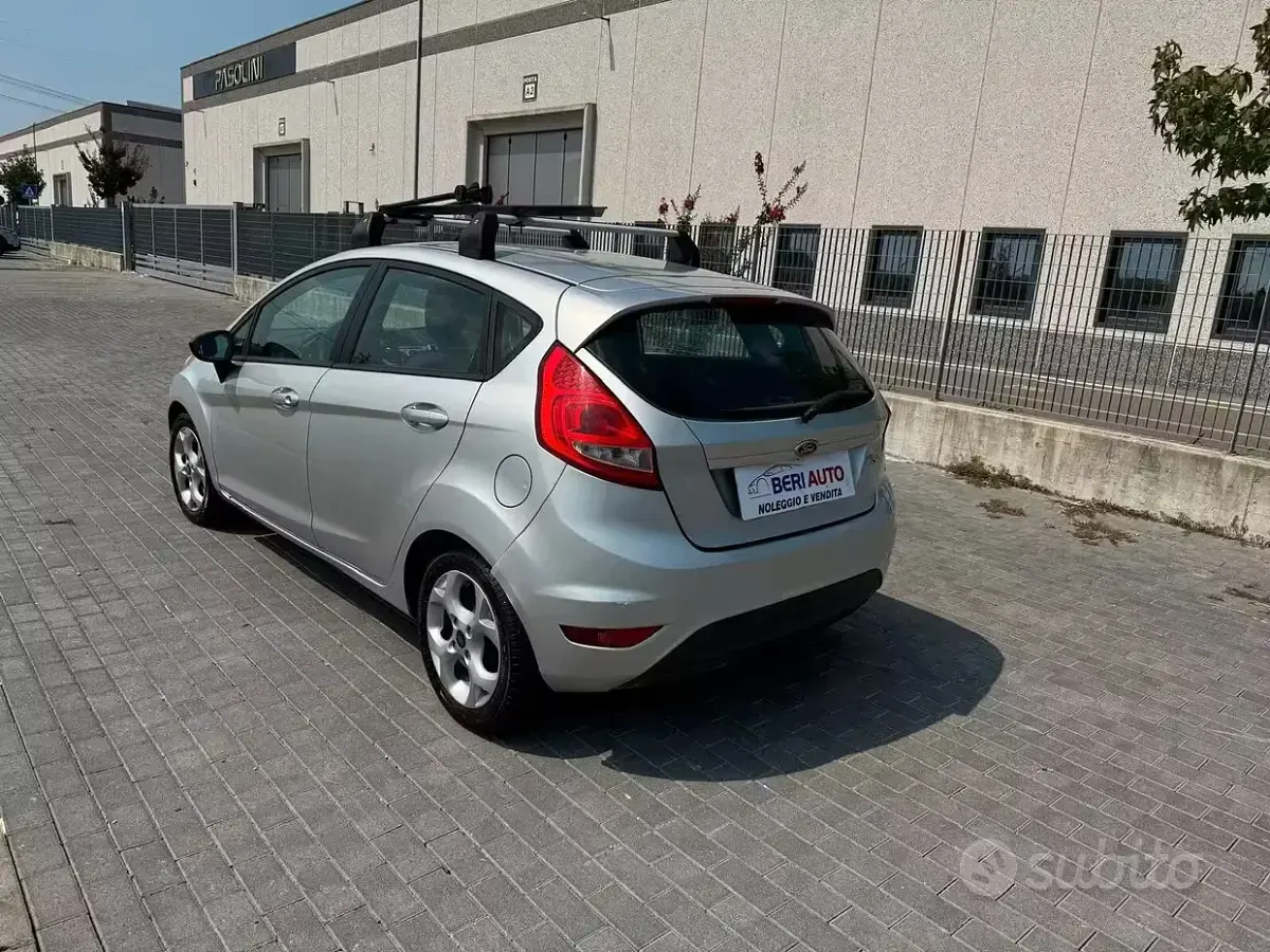 Usata Ford Fiesta 70 CV (51 kW) 2012 Grigio Berlina