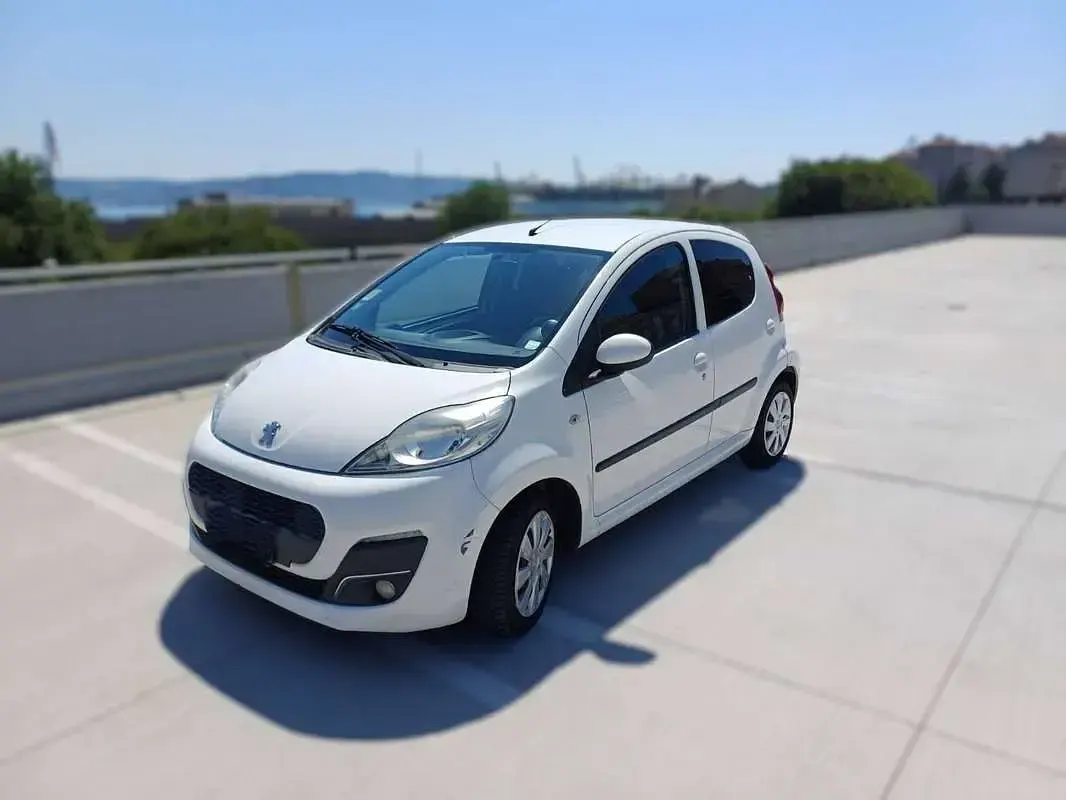 Usata Peugeot 107 Active 68 CV (50 kW) 2012 Bianco Utilitaria