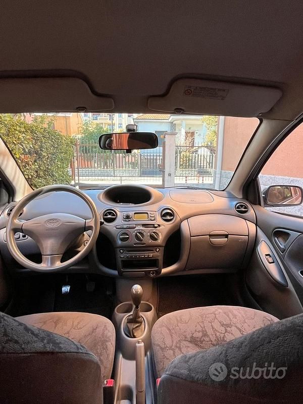 Usata Toyota Yaris Sol 75 CV (55 kW) 2003 Argento Berlina