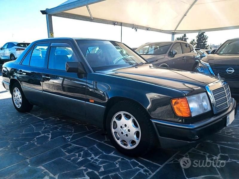 Usata Mercedes E200 122 CV (89 kW) 1990 Grigio Berlina