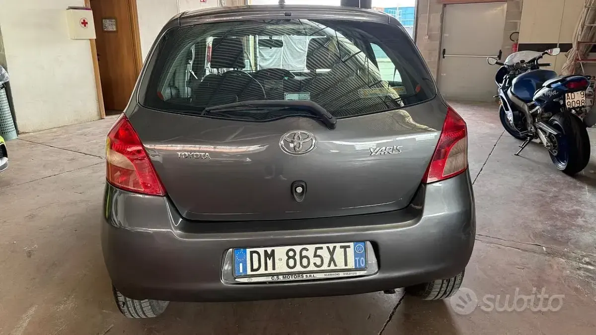 Begagnad Toyota Yaris Sol 87 HK (63 kW) 2008 Grå Halvkombi
