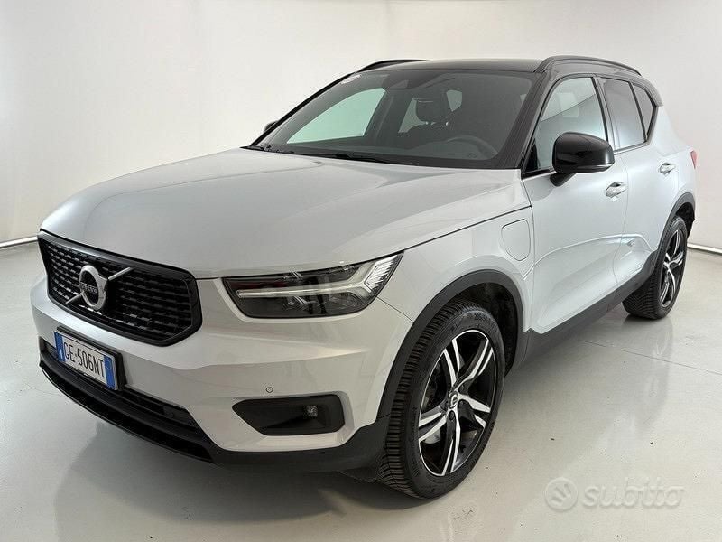 Bianco ghiaccio Usata 2021 Volvo XC40 R-Design SUV | 29.900 € (Cara) - Immagine 1/4