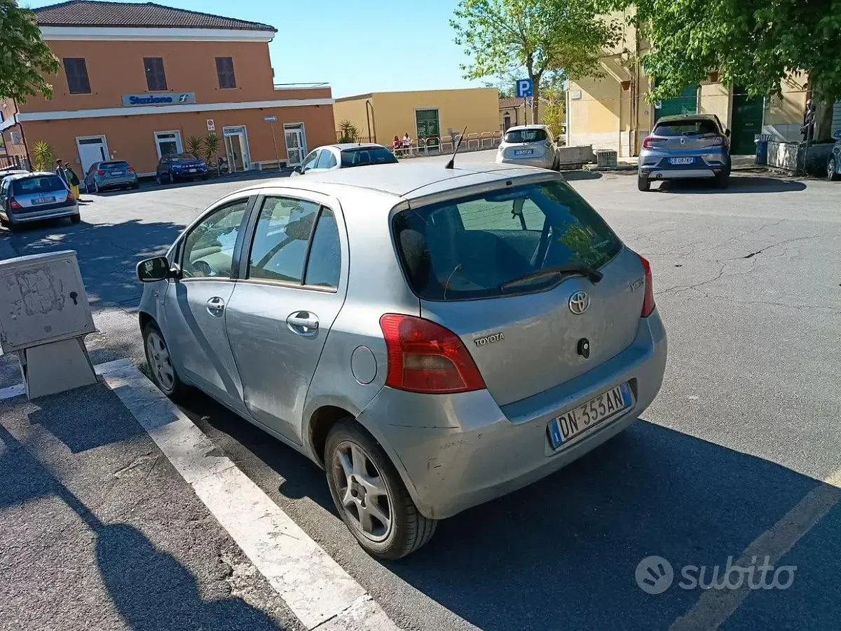 Usata Toyota Yaris 90 CV (66 kW) 2008 Grigio Utilitaria