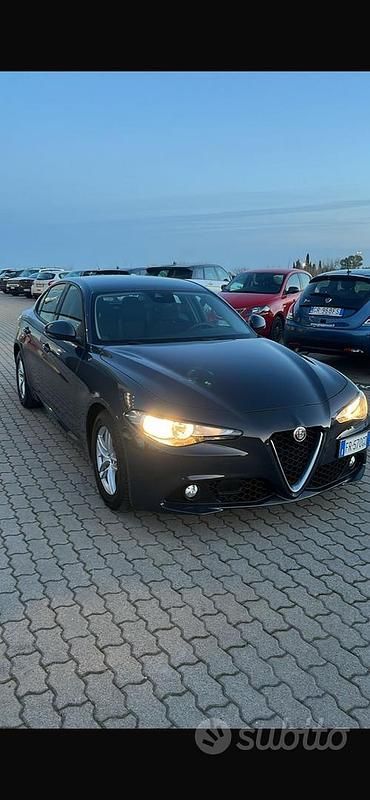 Usata Alfa Romeo Giulia 150 CV (110 kW) 2019 Grigio Berlina