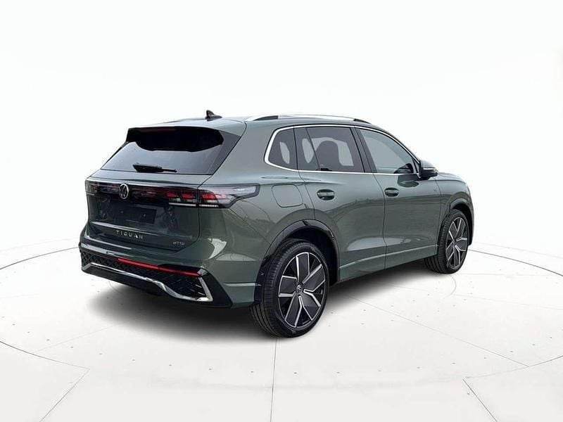 Nuova VW Tiguan R-line Plus 150 CV (110 kW) 2026 Verde metallizzato SUV
