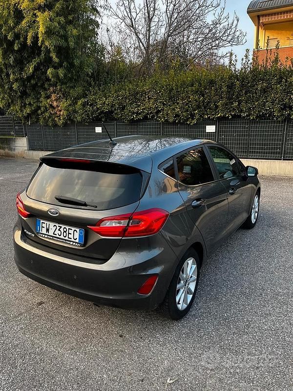 Usata Ford Fiesta 100 CV (73 kW) 2019 Grigio Utilitaria