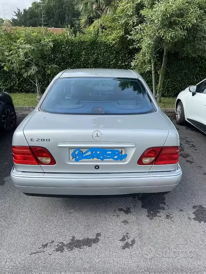 Usata Mercedes E200 136 CV (100 kW) 1997 Grigio Berlina