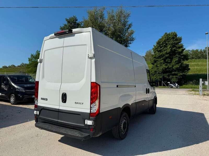 Usata Iveco Daily 136 CV (100 kW) 2021 Bianco Furgone