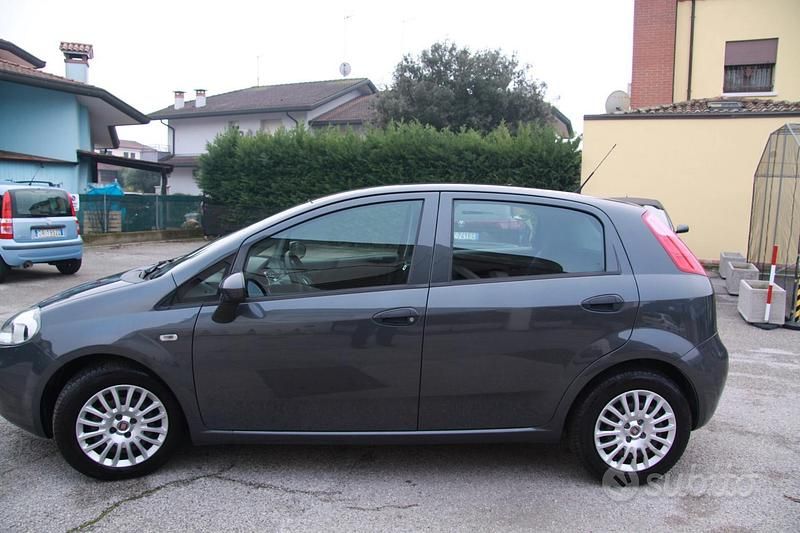 Usata Fiat Punto Lounge 95 CV (69 kW) 2017 Grigio Utilitaria