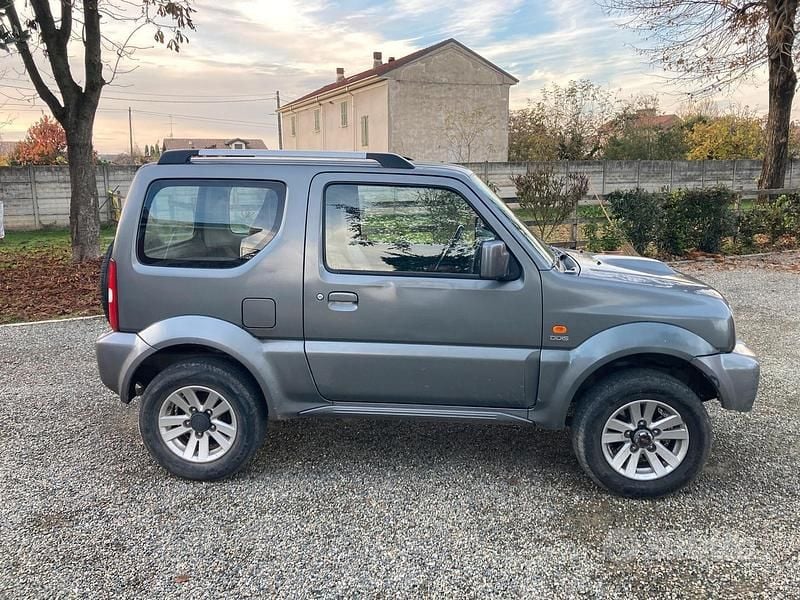 Usata Suzuki Jimny 85 CV (62 kW) 2010 Grigio SUV