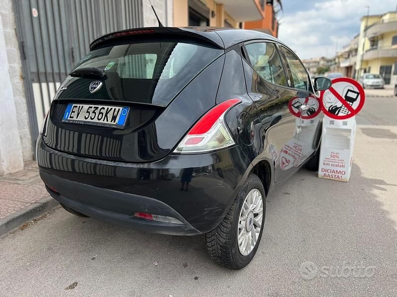 Usata Lancia Ypsilon 114 CV (83 kW) 2014 Nero Utilitaria