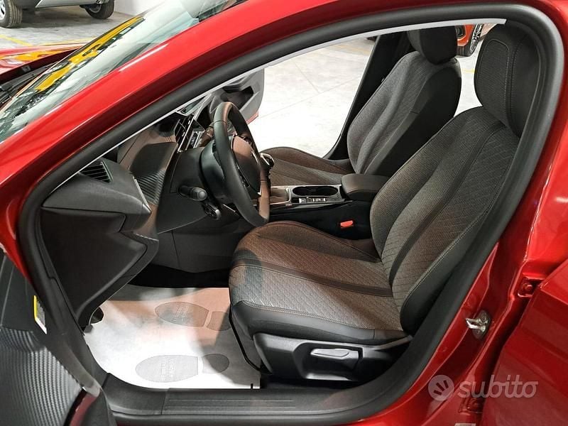Nuova Peugeot 208 Allure 101 CV (74 kW) 2025 Rosso Utilitaria
