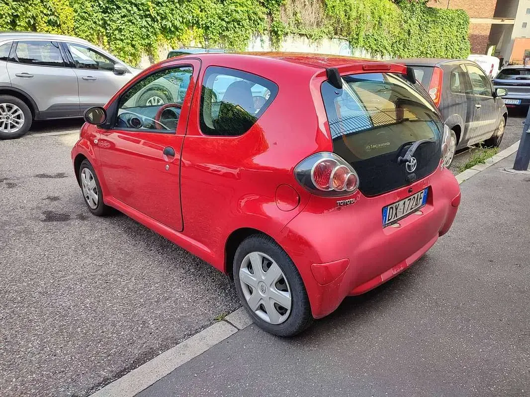 Usado Toyota Aygo Sol 68 HP (50 kW) 2009 Vermelho Citadino