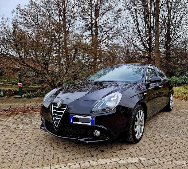Usata 2015 Alfa Romeo Giulietta Distinctive Tre volumi | 8000 € (Buon prezzo) - Immagine 1/4