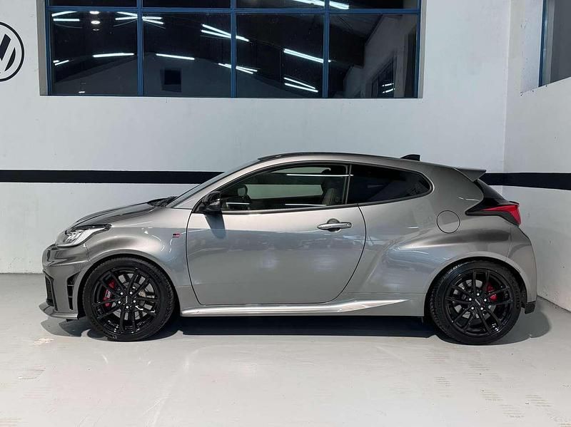 Usata Toyota Yaris 280 CV (205 kW) 2024 Grigio Berlina